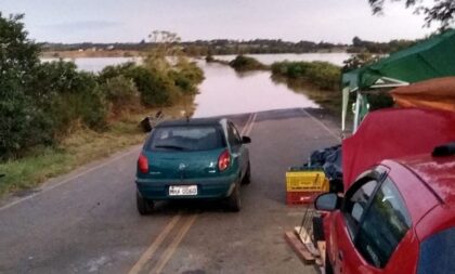 Água toma conta da ERS-403 perto de Rio Pardo