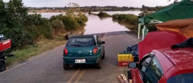 Água toma conta da ERS-403 perto de Rio Pardo