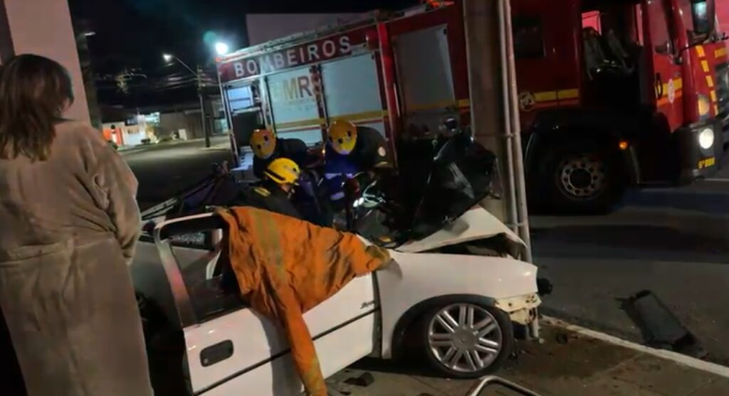 Acidente na David deixou motorista ferido / Fotos: Divulgação