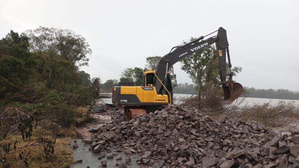 Trabalhos na BR-153 se intensificaram com chegada de pedras para recuperação de trechos danificados / Foto: Dnit/Divulgação