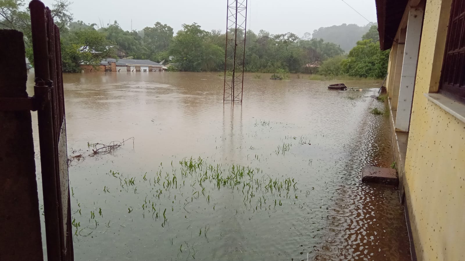 Pátio do DVS foi tomado pela água do Arroio Amorim