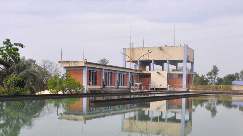 Intervenção na estação de tratamento de Cachoeira do Sul: bairros da parte baixa da cidade receberam água no início da manhã, mas os da zona norte, provavelmente, o abastecimento será retomado à tarde / Foto: Corsan/Divulgação