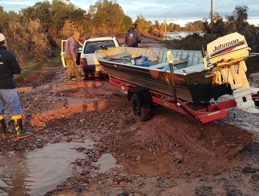 Estrada que dá acesso ao São Lourenço, onde a balsa que faz a travessia no Rio Jacuí voltou a funcionar, está intransitável. Fotos: Divulgação.