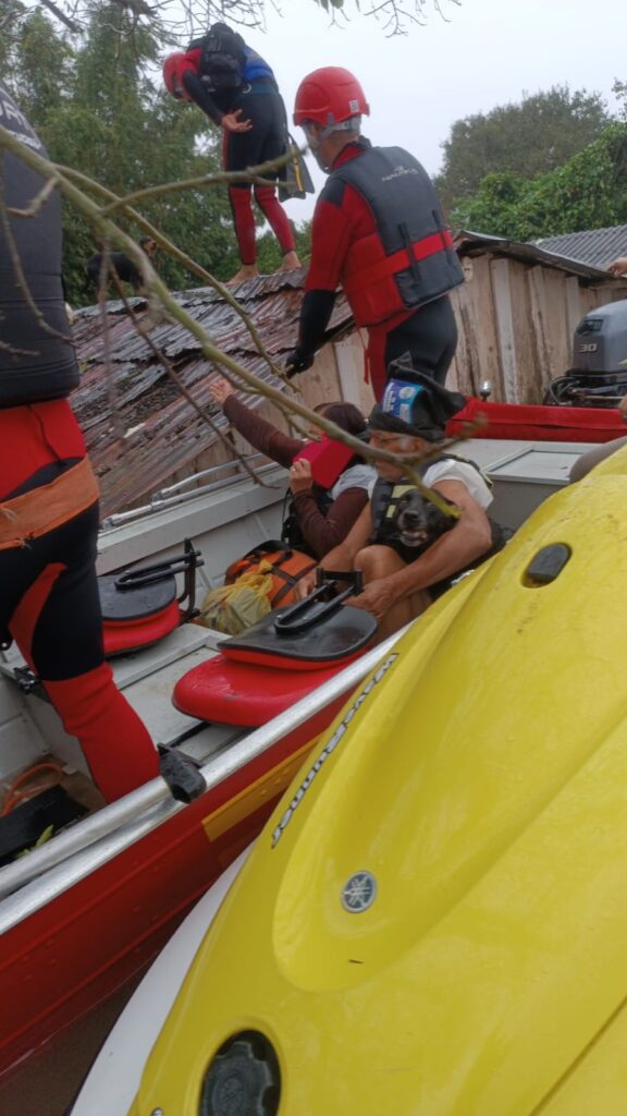 Casal resgatado: ação no Balneário Irapuá contou com Corpo de Bombeiros, Defesa Civil e voluntários / Foto e vídeo: Divulgação