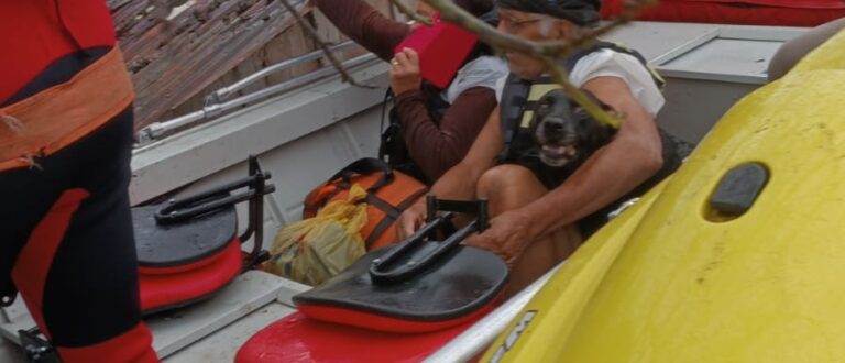 Casal é resgatado no telhado de casa no Balneário Irapuá