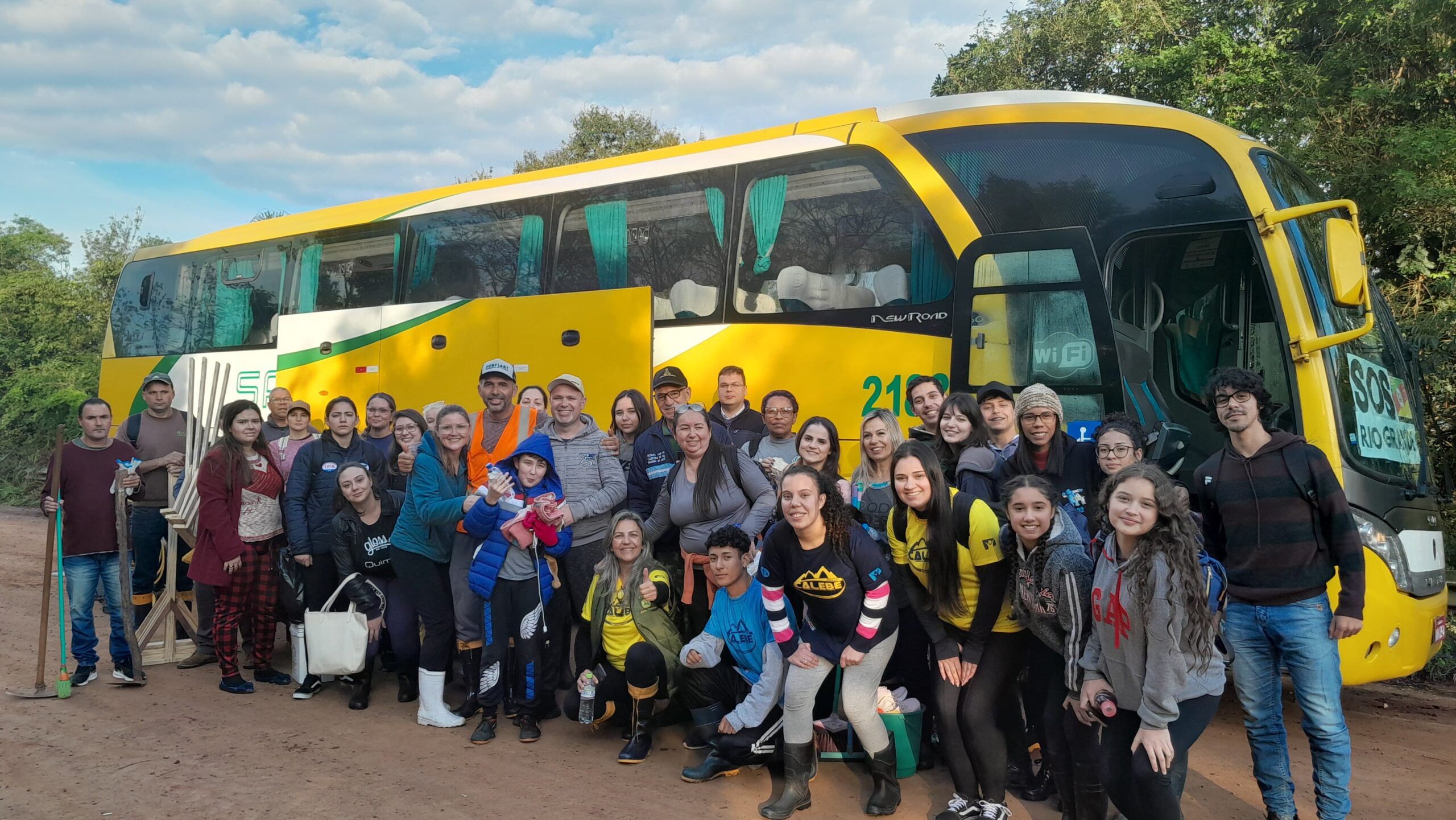 Voluntários cachoeirenses lotaram ônibus na ida a Arroio do Meio no último final de semana