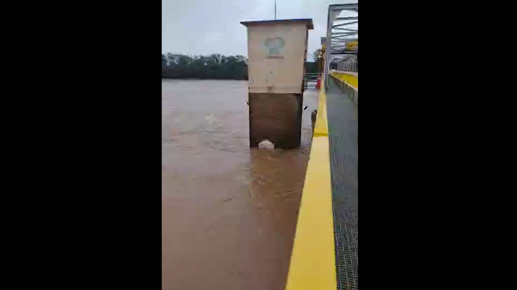 Ponte do Fandango: aumento extraordinário da vazão do Rio Jacuí leva Dnit e Construtora Cidade a tomarem decisão conjunta de bloquear trânsito para garantia de segurança / Foto: Rádio Cachoeira FM/Divulgação