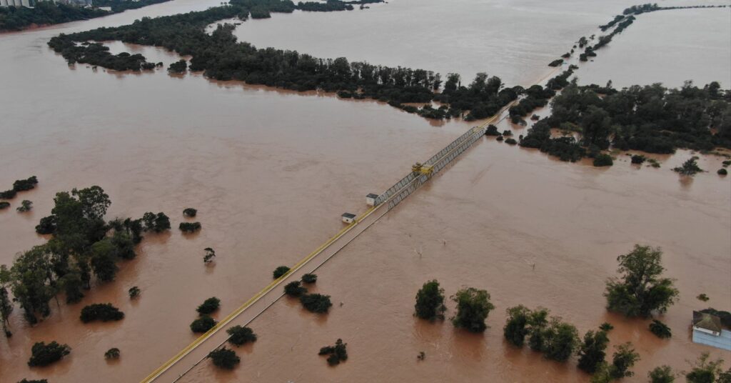 Ponte do Fandango submersa: situação jamais vista na história reforça preocupação quanto à elevação do Jacuí / Foto: Divulgação