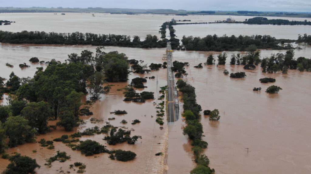 Rio Jacuí: imagem mostra que BR-153 estava com dois trechos submersos no final da tarde desta quinta-feira / Foto e vídeo: Alisson Boiynk/Prefeitura de Cachoeira do Sul