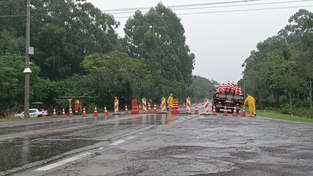 Na entrada de Cortado: cabeceira da ponte entre Novo Cabrais e Paraíso do Sul caiu / Crédito: Rafael Bordignon / Rede Fan