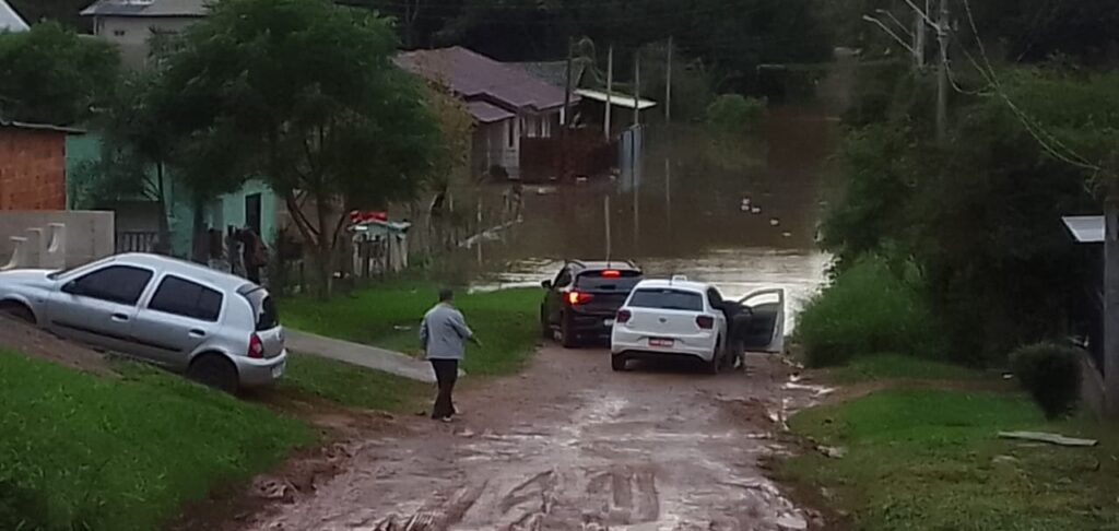 Inundação alaga moradias e ponte na Rua Ramiro Barcelos onde a água nunca tinha chegado, conforme os moradores. Fotos: Cacau Moraes.