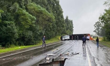 Passageiro de caminhão morre em acidente na BR-471