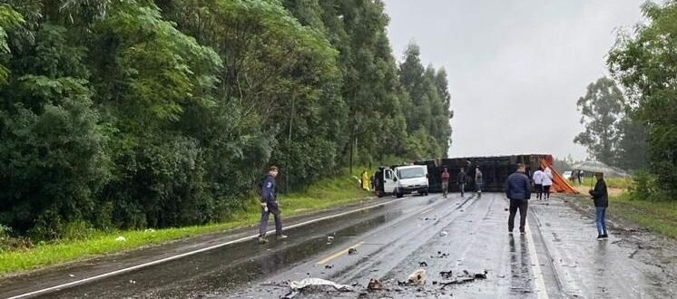 Passageiro de caminhão morre em acidente na BR-471