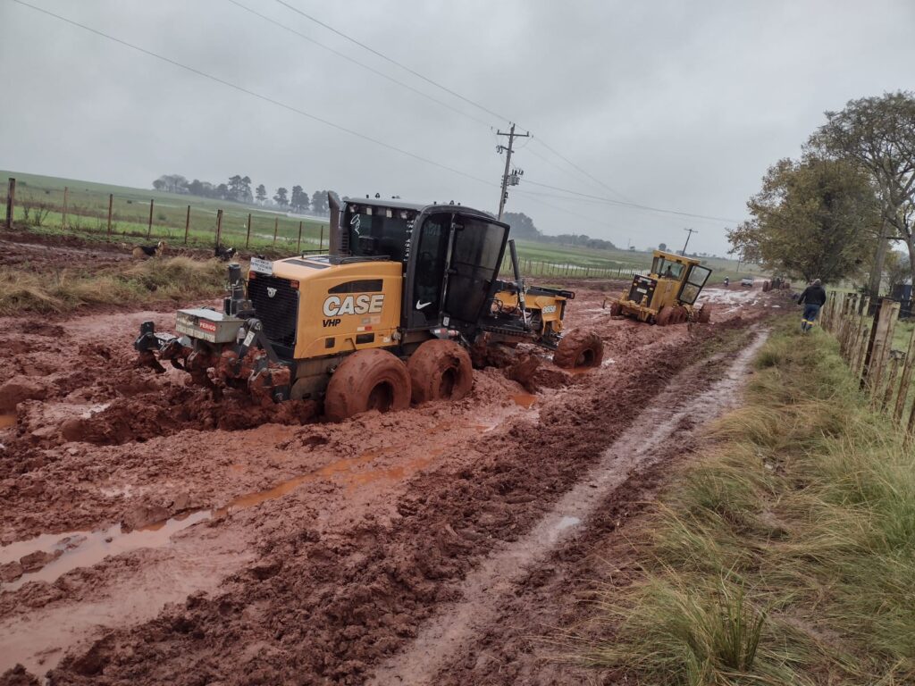 Situação da Estrada do Albardão é tão absurda que patrolas ficaram atoladas na lama / Foto e vídeo: Divulgação