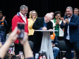 Pix de R$ 5,1 mil a famílias atingidas por enchentes é anunciado pelo governo federal