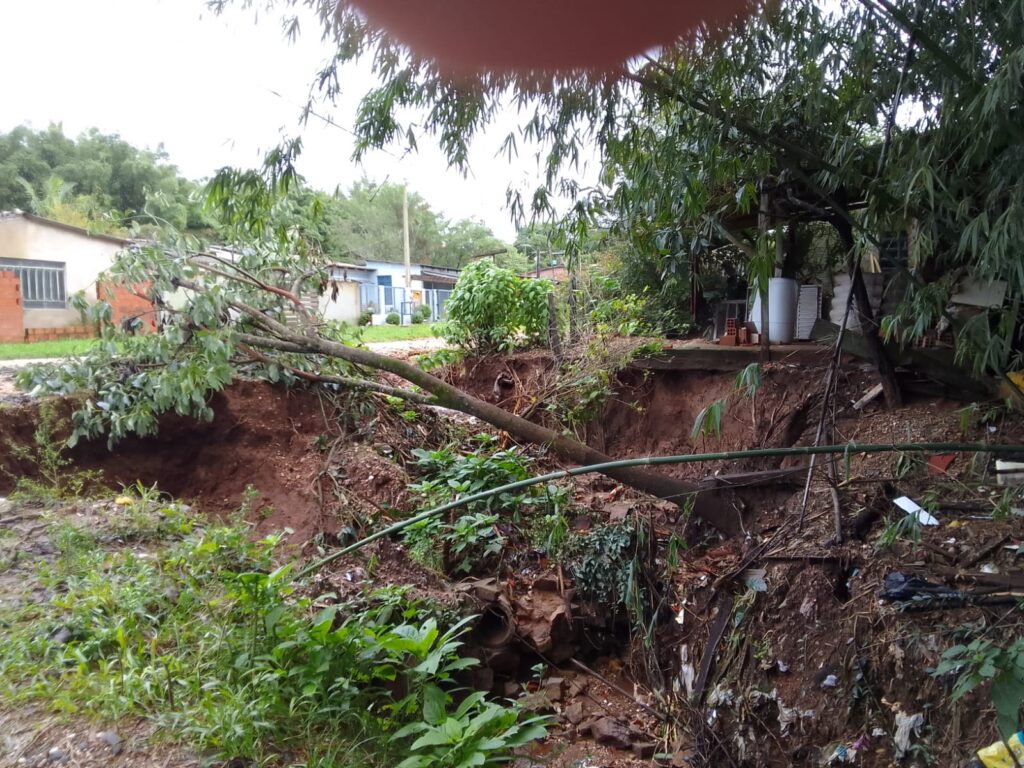 Deslizamento de terra às margens do Arroio Amorim assusta as famílias e provoca protesto pela falta de atenção da Prefeitura. Fotos: Divulgação.