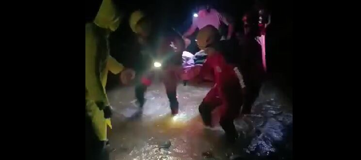 Bombeiros de Cachoeira do Sul auxiliam em resgate de mulher acamada