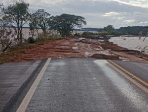 Rio Jacuí baixa e veja o que restou da BR-153