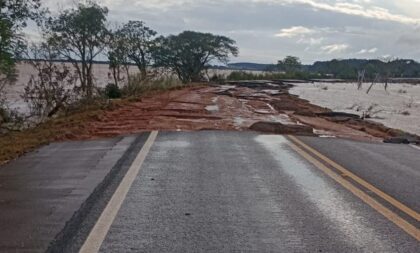 Rio Jacuí baixa e veja o que restou da BR-153