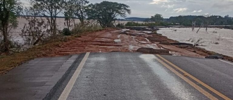 Rio Jacuí baixa e veja o que restou da BR-153