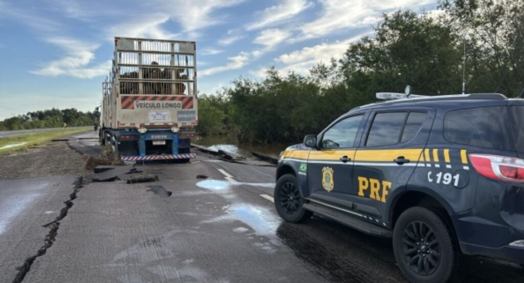 BR-290: trecho está liberado para todos os veículos, mas PRF recomenda cautela devido à precariedade da rota / Foto: PRF