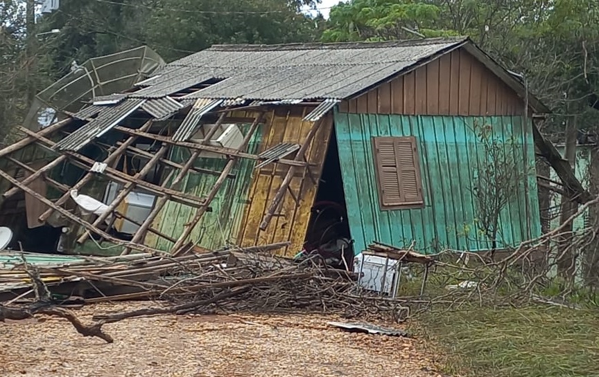 Destruição no Balneário Irapuá: força das águas chegou a arrastar casa para o leito da estrada. Há prejuízos por todo lado / Fotos: Divulgação