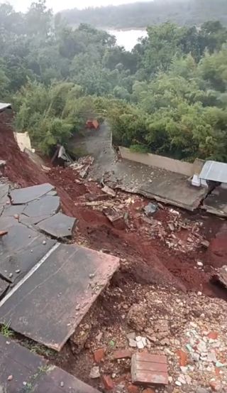 No Cemitério das Irmandades, sepulturas desmoronaram após barranco ruir / Foto: Divulgação