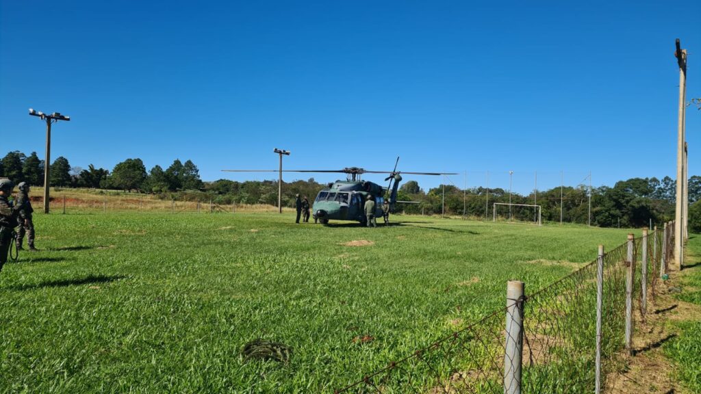 Operação conjunta da Corsan com a Força Aérea Brasileira busca restabelecer a pleno abastecimento de água em Cachoeira do Sul / Foto e vídeo: Corsan/Divulgação