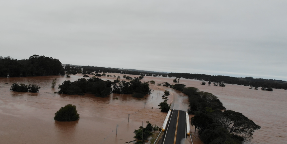 Várzea do Banhado Nossa Senhora de Fátima, em Cachoeira do Sul: BR-153 e Ponte do Fandango submersas na cheia histórica do Rio Jacuí / Imagens de drone cedidas ao Portal OCorreio