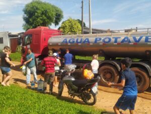 Corsan usa caminhão-pipa para abastecer bairros da zona norte