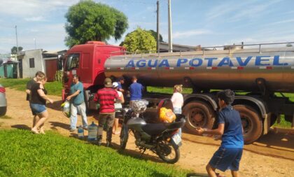 Corsan usa caminhão-pipa para abastecer bairros da zona norte