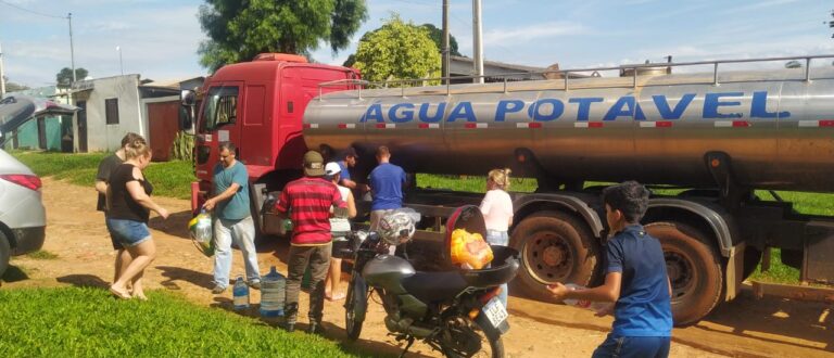 Corsan usa caminhão-pipa para abastecer bairros da zona norte