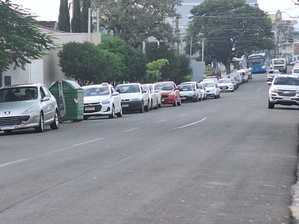 Na Rua David Barcelos, fila de carros em busca de gasolina se formou desde as primeiras horas da manhã desta terça-feira / Foto: Milos Silveira/OC