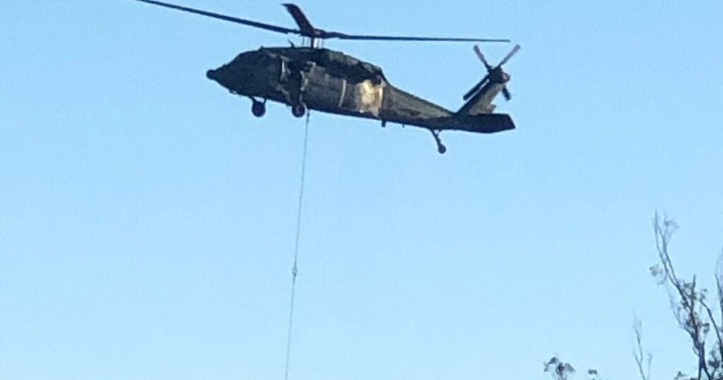 Gerador foi levado de helicóptero até a área de captação no Ri Jacuí em uma operação com o apoio da Base Aérea de Santa Maria. Foto: Divulgação