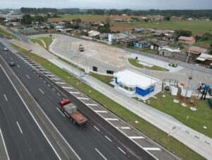 Caminhão com doações para RS é multado por excesso de peso