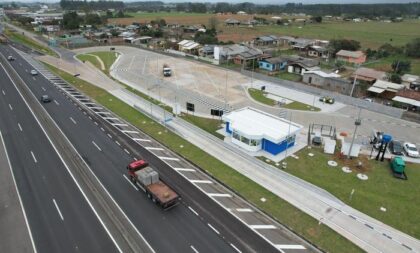 Caminhão com doações para RS é multado por excesso de peso