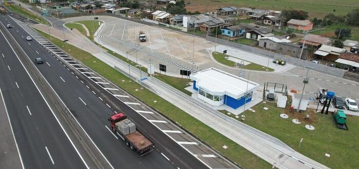 Caminhão com doações para RS é multado por excesso de peso