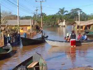 Com a cheia do Jacuí, transporte de barco vira solução