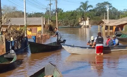 Com a cheia do Jacuí, transporte de barco vira solução