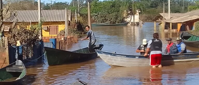 Com a cheia do Jacuí, transporte de barco vira solução