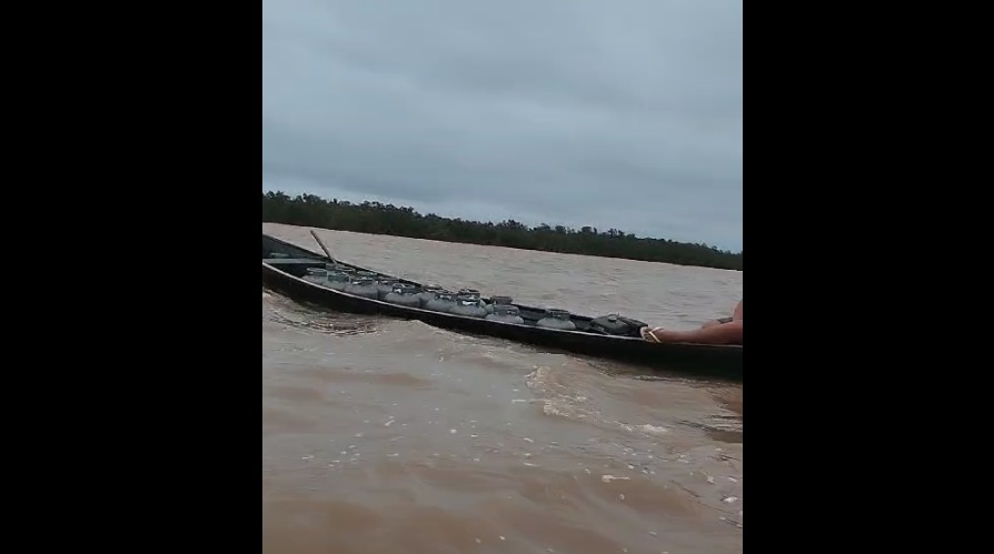 Transporte por barco tem sido uma solução para transporte essenciais pelo Rio Jacuí / Foto: Reprodução