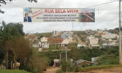 Moradores protestam por perda de emenda para pavimentação