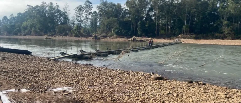 Ponte flutuante: 3º Batalhão reinstala passadeira em Candelária