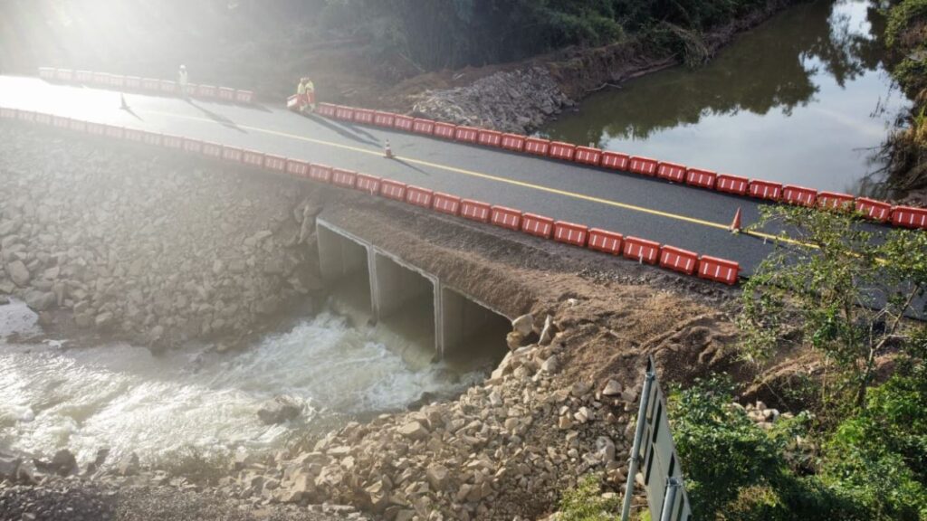 RSC-287 liberada: construção emergencial de ponte sobre o Rio Pardo libera trânsito em Candelária e Paraíso do Sul (foto acima). Há restrições nos trechos / Fotos: Rafa Bordignon/Rede Fan