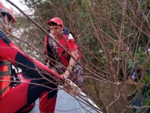 Resgatados pelos Bombeiros após sumir na enchente são pai e filho