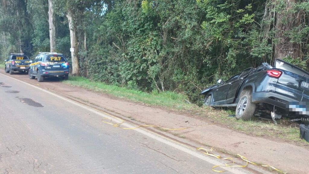 Acidente na BR-290: colisão de Fiat Toro contra caminhão e árvore matou duas pessoas / Foto: PRF/Divulgação