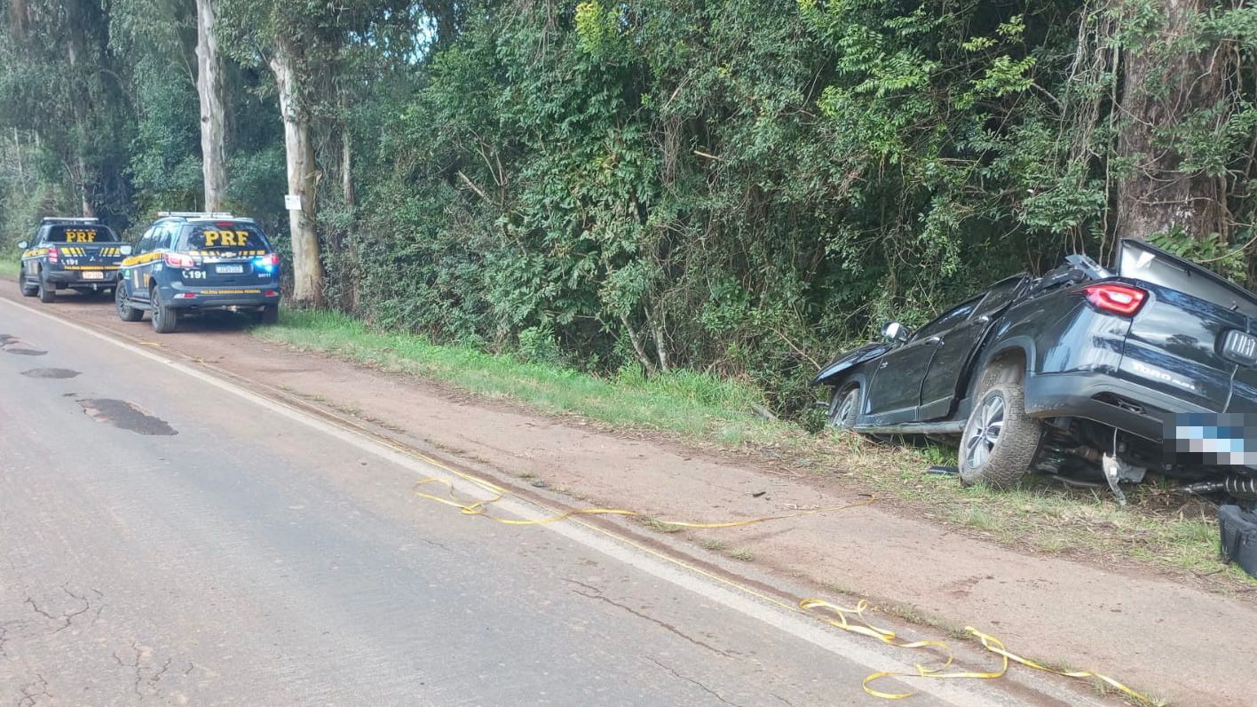 Acidente na BR-290: colisão de Fiat Toro contra caminhão e árvore matou duas pessoas / Foto: PRF/Divulgação