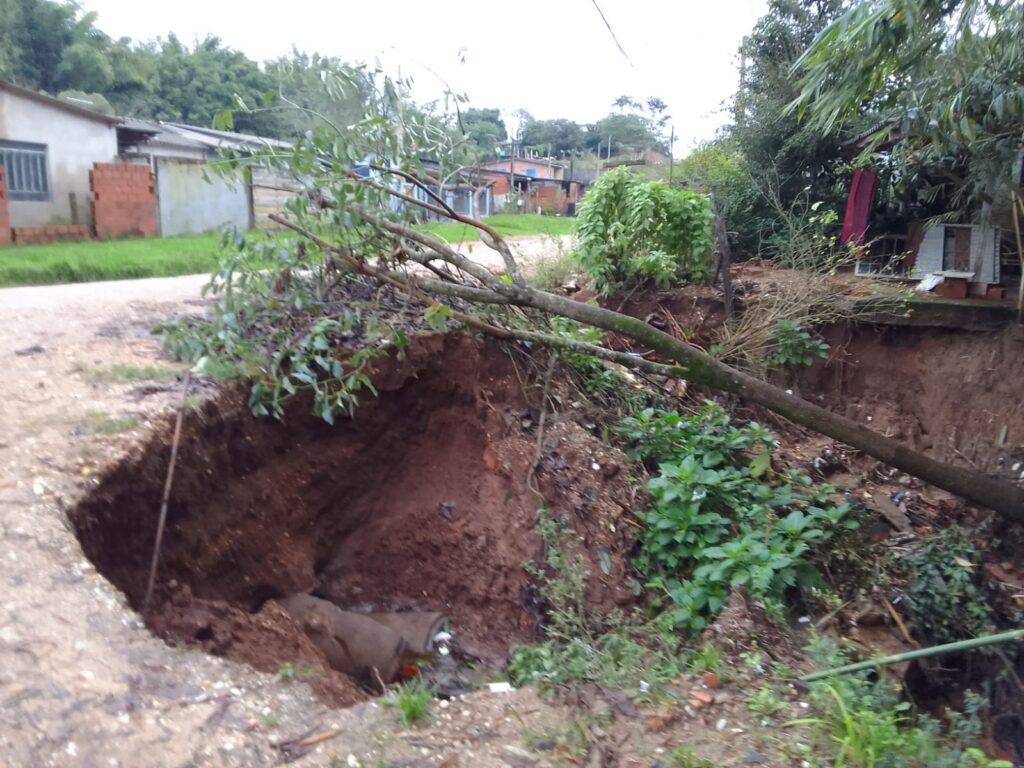 Cratera assusta moradores no cruzamento das ruas Major Ouriques e Rui Ramos, um cenário de completo caos / Fotos: Divulgação