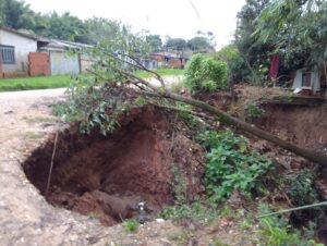 Caos toma conta de ruas dos bairros da zona leste