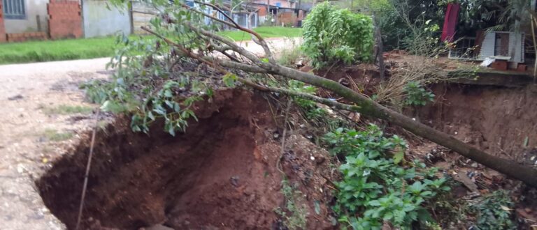 Caos toma conta de ruas dos bairros da zona leste